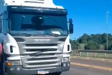 foto de Motociclista morre ao se envolver em colisão com carreta na PR-323
