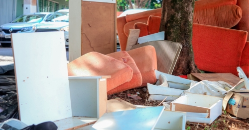 Prefeitura multa infrator de descarte irregular na Avenida Petrônio Portela
