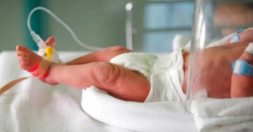 Bebê de 9 meses é internada após comer cigarro de maconha da mãe