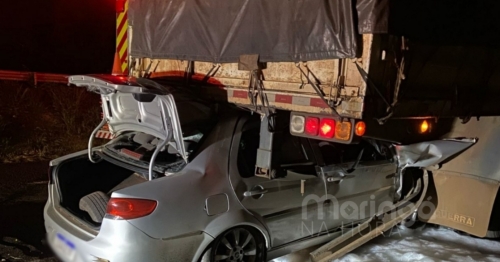 Homem fica em estado grave após bater carro na traseira de carreta na BR-376