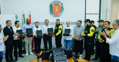 Prefeitura entrega novos equipamentos não letais aos agentes de trânsito