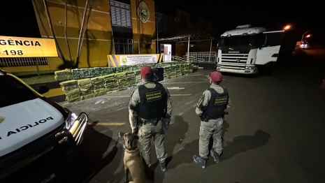 foto de PRE apreende 2.7 toneladas de maconha sendo transportada em carreta na PR-323