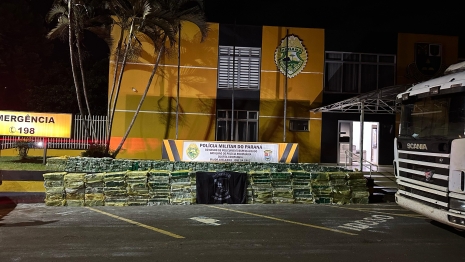 foto de PRE apreende 2.7 toneladas de maconha sendo transportada em carreta na PR-323