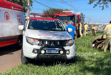 foto de Fusca bate em árvore e pessoa fica ferida em Maringá