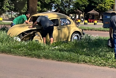foto de Fusca bate em árvore e pessoa fica ferida em Maringá