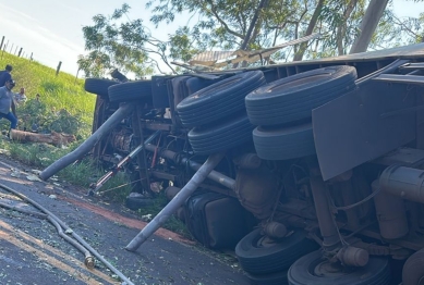 foto de Caminhão carregado de carne se envolve em acidente e deixa feridos no Noroeste do Paraná