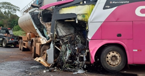 Colisão frontal entre ônibus e caminhão deixa três mortos na região