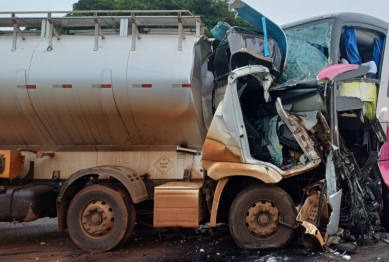 foto de Colisão frontal entre ônibus e caminhão deixa três mortos na região