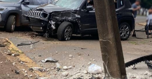 Imagens mostram momento de acidente impressionante envolvendo dois carros na Av. Colombo em Maringá
