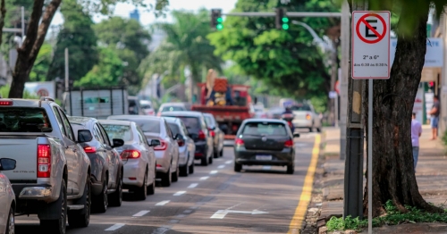 Prefeitura implanta terceira faixa na Rua Paranaguá
