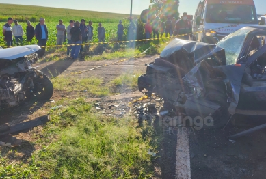 foto de Acidente grave entre dois carros causa morte e deixa pessoas feridas