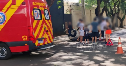 Carro capota ao se envolver em colisão e deixa 4 vítimas em Maringá