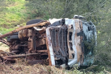 foto de Colisão entre Kombi e caminhão deixa dois mortos no Paraná