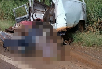foto de Colisão entre Kombi e caminhão deixa dois mortos no Paraná
