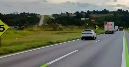 Rodovia no Paraná é pintada com faixas verdes; saiba o motivo da nova sinalização viária