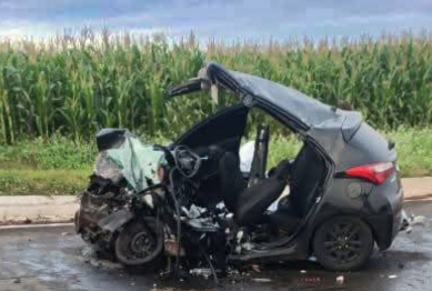 foto de Acidente entre carro e caminhonete deixa dois mortos na PR-323