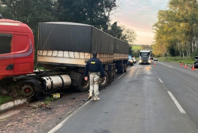 foto de Colisão frontal entre carro e bitrem deixa dois mortos na BR-376