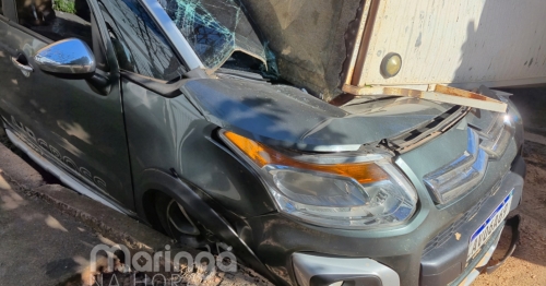 Carreta tomba em rotatória de Maringá e esmaga carro estacionado