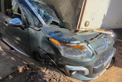 foto de Carreta tomba em rotatória de Maringá e esmaga carro estacionado