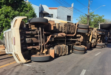 foto de Carreta tomba em rotatória de Maringá e esmaga carro estacionado