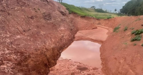 Tragédia: criança de 3 anos morre ao cair em buraco de lama