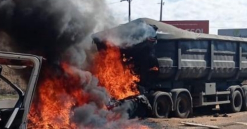 Motorista é salvo por populares após acidente e cabine em chamas; vídeo mostra o resgate dramático