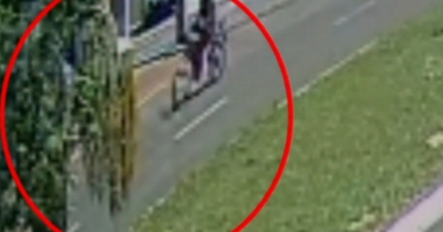 Imagens mostram jovem colidindo na traseira de caminhão e morrendo no local