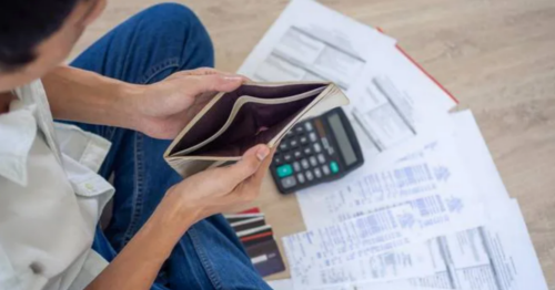 Grande parte da renda dos brasileiros está comprometida com dívidas, diz Serasa