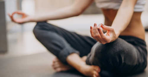 Prefeitura de Maringá amplia ações de bem-estar para aposentados com aulas de yoga ao ar livre