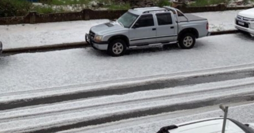 Chuva de granizo modifica cenário em cidade paranaense e gera danos em carros e casas
