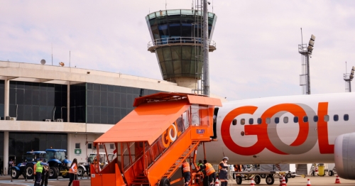 Aeroporto de Maringá ganha primeira escada com acessibilidade da América Latina