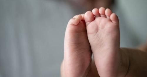 Pai atropela acidentalmente bebê de 10 meses ao dar ré em veículo