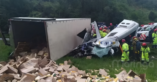 Caminhão tomba sobre van e deixa seis mortos em rodovia do Paraná