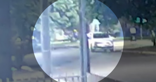 Câmera registra momento em que jovem é perseguido e morto a tiros