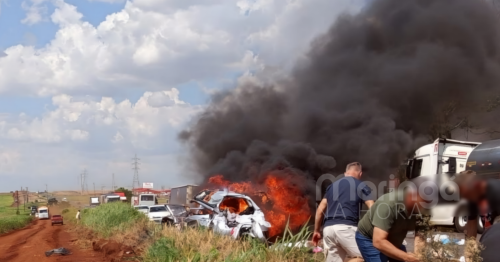 Veículo pega fogo após acidente e deixa uma pessoa morta e quatro feridas, no Paraná