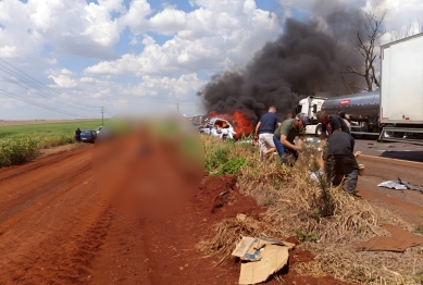 foto de Veículo pega fogo após acidente e deixa uma pessoa morta e quatro feridas, no Paraná
