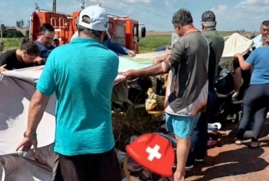 foto de Veículo pega fogo após acidente e deixa uma pessoa morta e quatro feridas, no Paraná