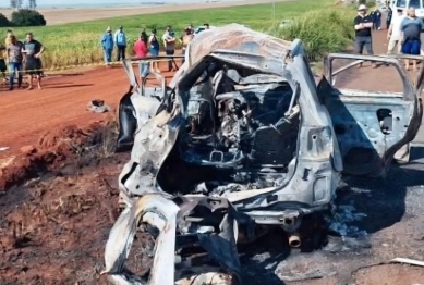 foto de Veículo pega fogo após acidente e deixa uma pessoa morta e quatro feridas, no Paraná