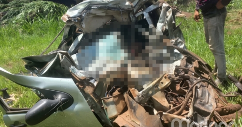 Batida violenta entre caminhão e carros termina com duas mortes na BR-376