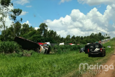 foto de Batida violenta entre caminhão e carros termina com duas mortes na BR-376