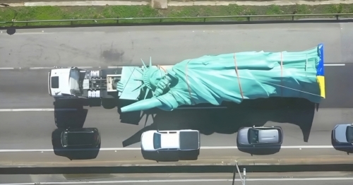 Gigante na estrada! Estátua da Havan chega em Maringá após percurso de 400 km