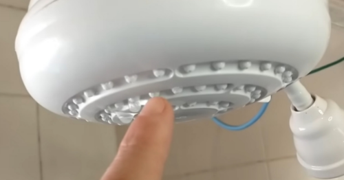 Confira como limpar os furinhos do chuveiro e melhorar o fluxo de água