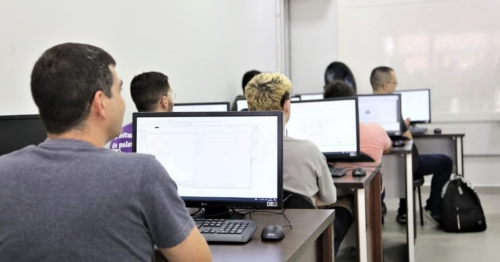 Cursos gratuitos ensinam como usar IA e criar negócios digitais; veja como se inscrever