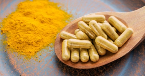 Anvisa investiga suplementos com cúrcuma após casos de problemas no fígado — entenda o risco