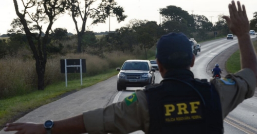 Motoristas precisam ficar atentos: regra do farol pode gerar multa de R$ 130,16