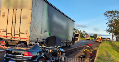 Batida violenta entre caminhão e carro termina com vítima em estado grave em Marialva