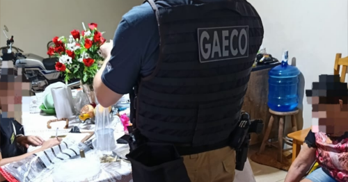 Gaeco do MPPR, PF e Corregedoria prendem PMs suspeitos de esquema com celulares e cigarros eletrônicos na região