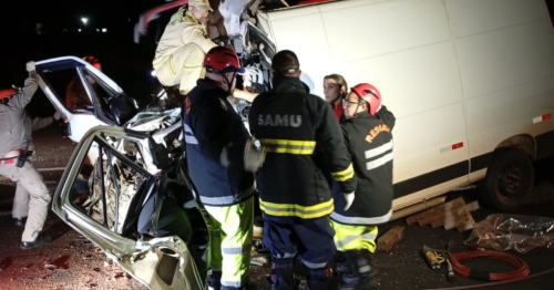 Mulher é socorrida em estado crítico após ficar presa às ferragens na BR-376