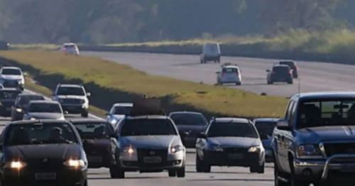 Nova lei do farol continua em vigor e ainda gera multa e 4 pontos na CNH em 2026