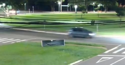 Motorista perde controle durante “drift” em rotatória, derruba muro e foge após acidente em Maringá; vídeo mostra momento do impacto